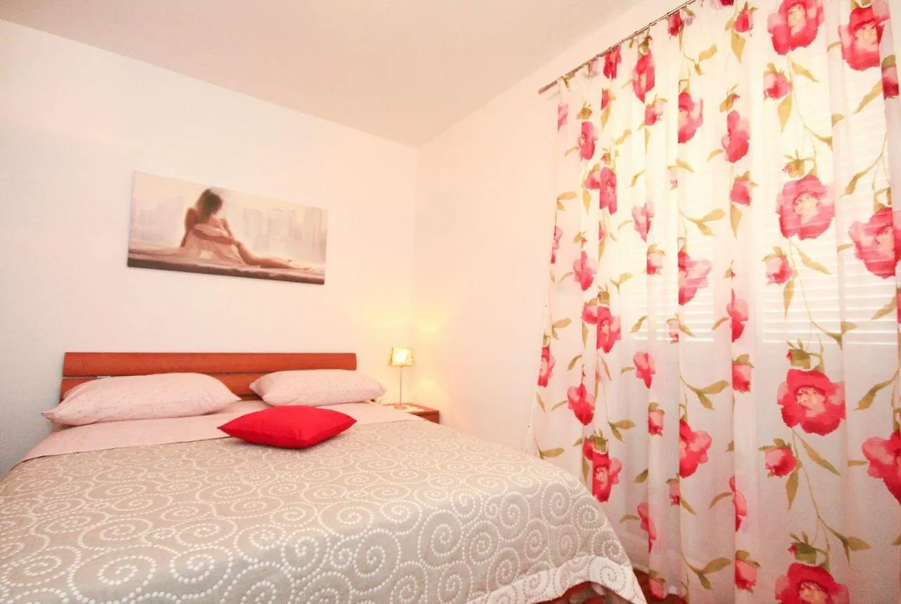 Moderne Ferienwohnung Mit Garten, Liegestuhl, Wifi, Klima Baska  Apartment