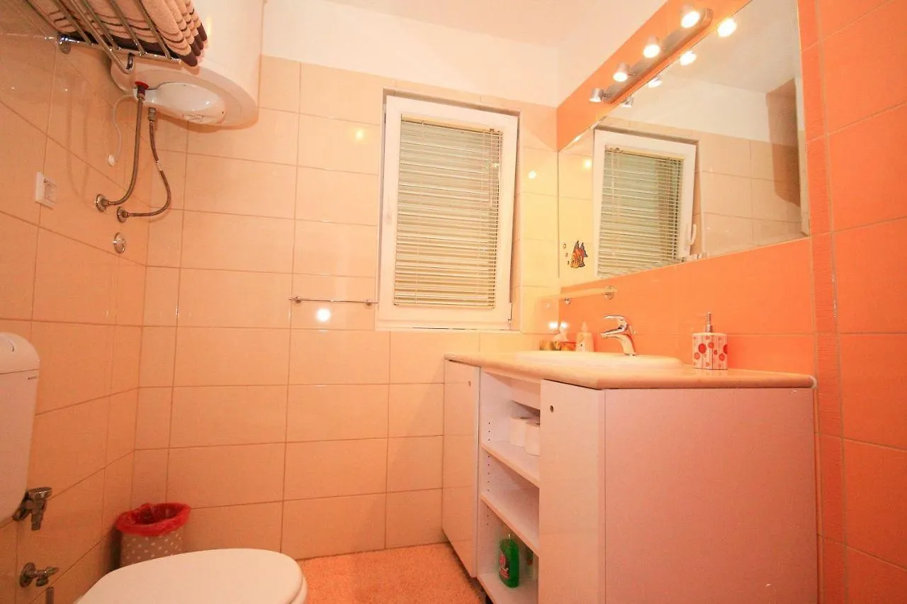 Apartment Moderne Ferienwohnung Mit Garten, Liegestuhl, Wifi, Klima Baska  Croatia