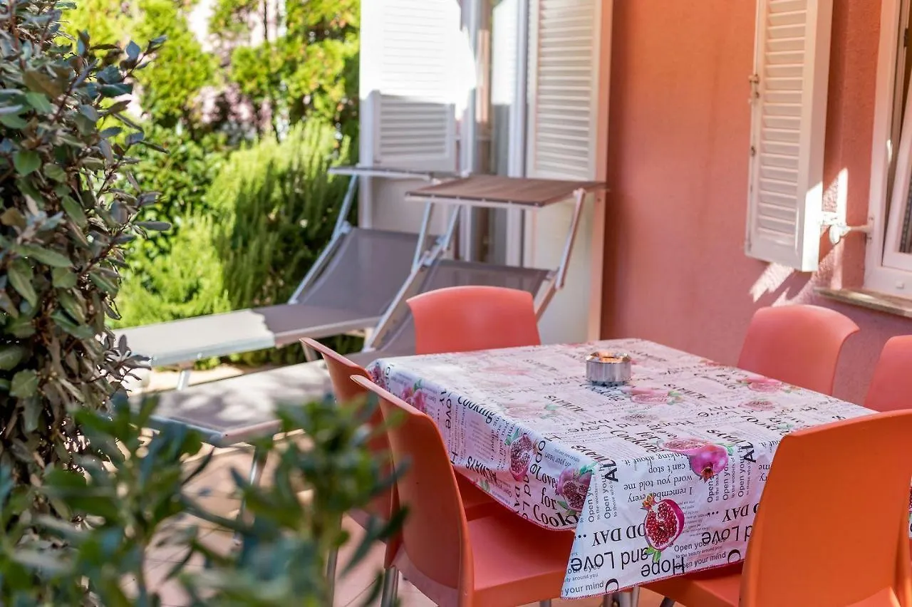 Apartment Moderne Ferienwohnung Mit Garten, Liegestuhl, Wifi, Klima Baska  Croatia