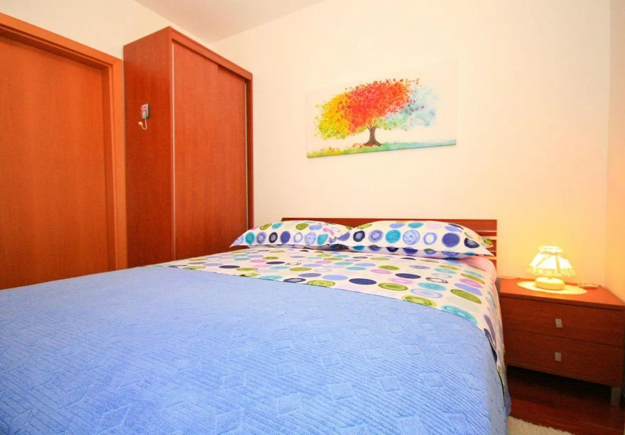 Moderne Ferienwohnung Mit Garten, Liegestuhl, Wifi, Klima Baska