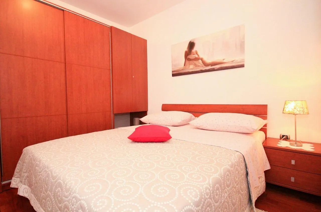 Apartment Moderne Ferienwohnung Mit Garten, Liegestuhl, Wifi, Klima Baska