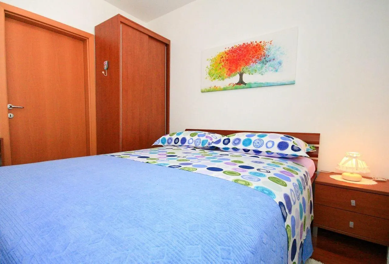 Apartment Moderne Ferienwohnung Mit Garten, Liegestuhl, Wifi, Klima Baska