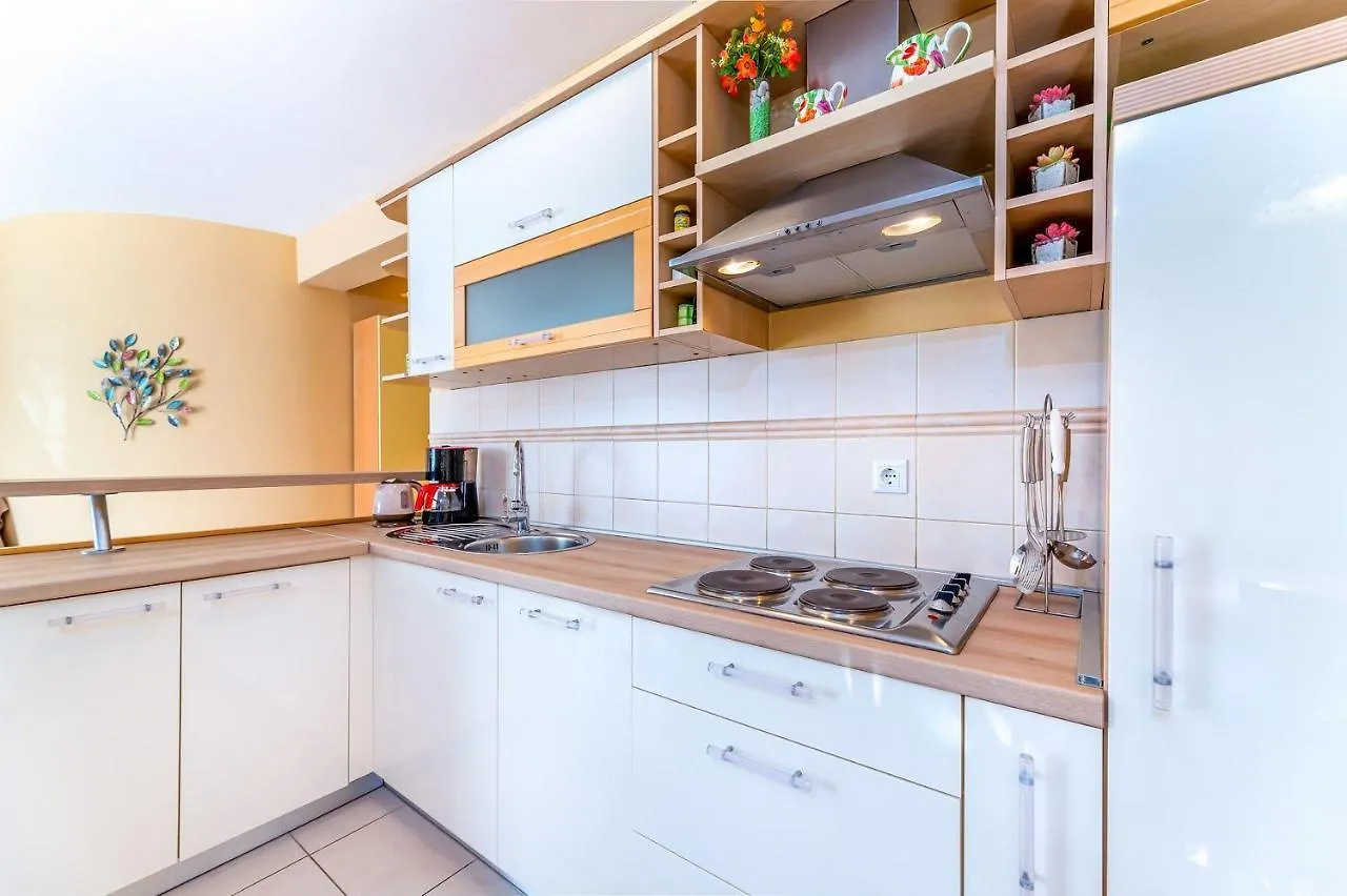 Apartment Moderne Ferienwohnung Mit Garten, Liegestuhl, Wifi, Klima Baska