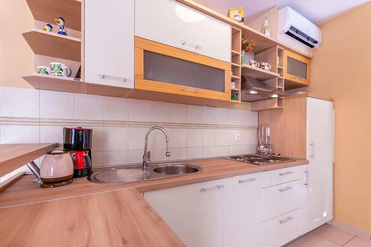 Moderne Ferienwohnung Mit Garten, Liegestuhl, Wifi, Klima Baska